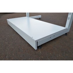 Полиця-подіум з бортом 1000х440х96мм до рейкових опор