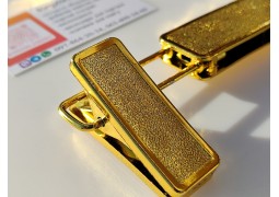 .Прищіпка джинсова з позолоченою планкою на 31 см.